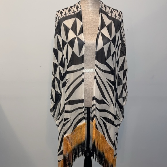 Soft Surroundings One Size
Kimono Cover Up Animal
Geometric Sheet Black Fringe - Picture 2 of 7